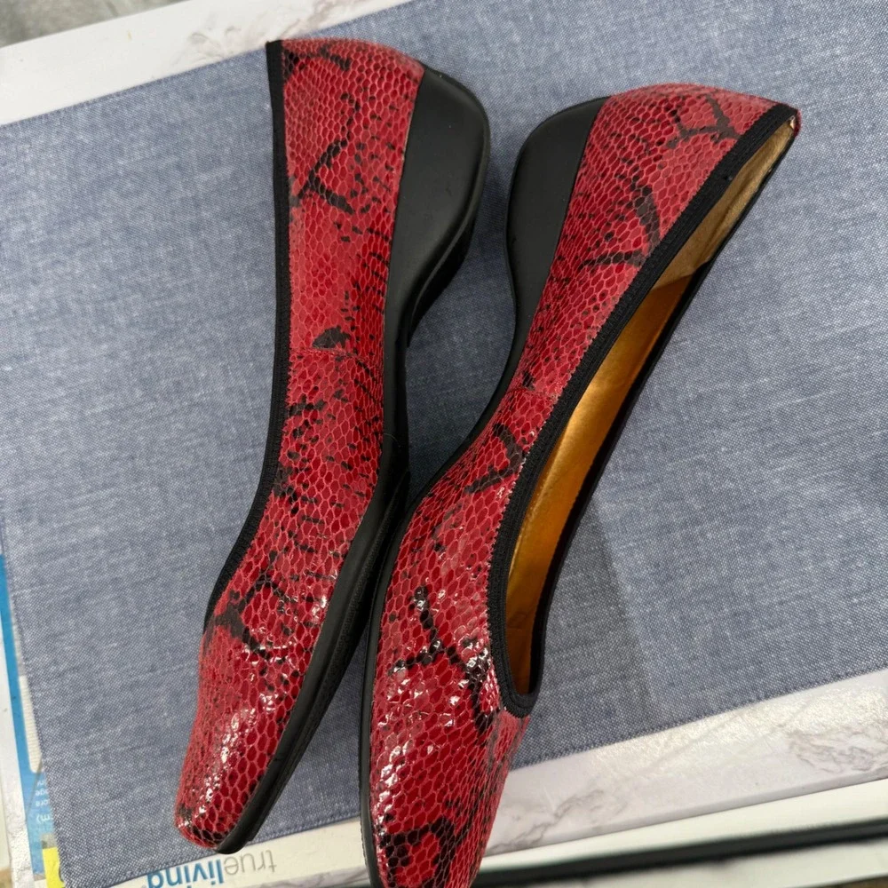 Circa Joan & David Yolanda Red Snakeskin Print Wedge 10M Pumps‎ Edgy Comfort